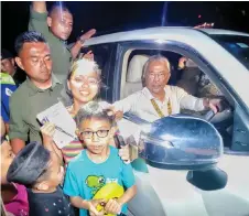  ?? — Photo by Teo Yong Kiat ?? Al-Sultan Abdullah poses with Jia Yi and Jia Liang.