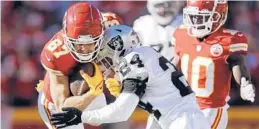  ?? DAVID EULITT/GETTY ?? Chiefs’ Travis Kelce (87) and Tyreek Hill (10) missed the last meeting against the Steelers, a 3610 win for the Chiefs. Both are expected to play in the rematch Sunday.