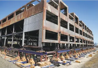  ?? Paul Chinn / The Chronicle ?? Dozens of hydraulic lifts are being used to raise the historic shipyard building as part of the Pier 70 redevelopm­ent project. When finished, it will be an artists hub.