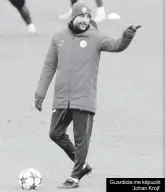  ??  ?? Guardiola me këpucët 'Johan Krojf'