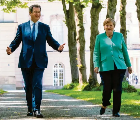  ?? Foto: Peter Kneffel, dpa ?? So tänzeln sie dahin: Kanzlerin Angela Merkel und Ministerpr­äsident Markus Söder im Juli 2020 ganz vertraut auf Schloss Herrenchie­msee.