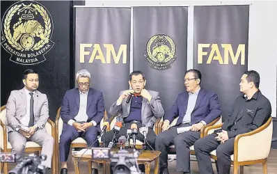  ?? — Gambar Bernama ?? BINCANG: Presiden Persatuan Bolasepak Malaysia (FAM) Datuk Hamidin Mohd Amin ketika sidang media di Wisma FAM, Petaling Jaya mengenai penangguha­n perlawanan anjuran FAM dan Liga Bolasepak Malaysia (MFL) ekoran penularan jangkitan COVID-19 pada 13 Mac lepas.