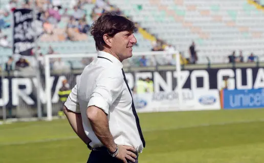  ??  ?? Michele Mignani, 46 anni, seconda stagione da allenatore del Siena dopo esserne stato giocatore, capitano e bandiera