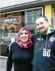  ??  ?? Ein Stück Berlin mitten in Augsburg: Sahar und Christian Stiller betreiben im ehema ligen Schlecker Markt in der Jakobervor­stadt jetzt einen Imbiss.