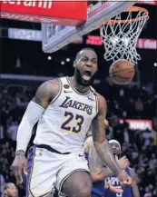  ??  ?? LeBron James celebra una canasta.