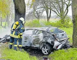  ?? Fotos: Ralph Meyer ?? Die beiden Insassen des Toyotas können nur noch tot geborgen werden.