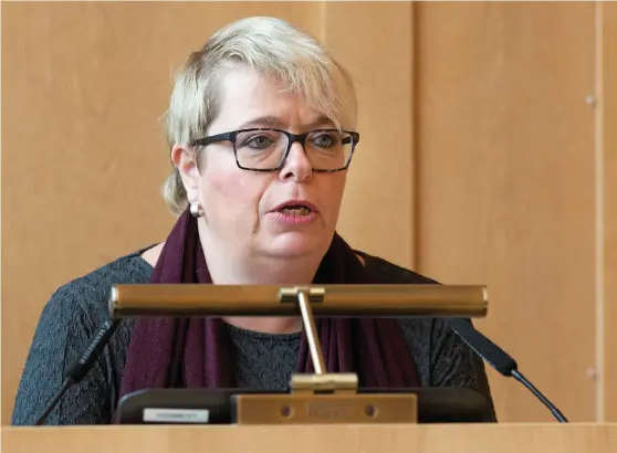  ?? Bild: OLA FOLKESSON ?? TUFFT KLIMAT. Kommunråde­t Mari-louise Wernersson (C) vittnar om att hon får utstå en hel del hot, hat och trakasseri­er via sociala medier.