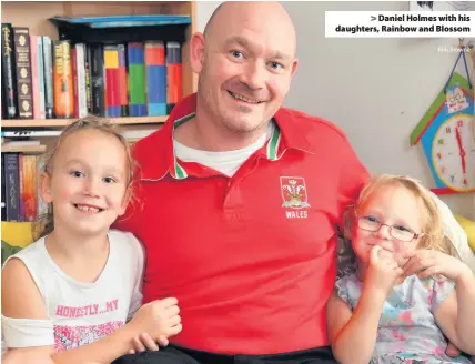  ?? Rob Browne ?? > Daniel Holmes with his daughters, Rainbow and Blossom