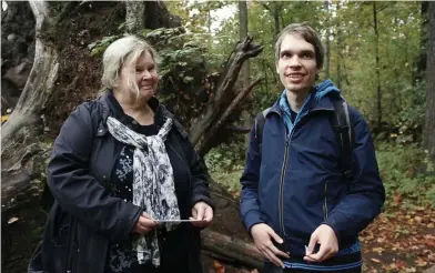  ?? FOTO: NIINA BRANDT/YLE ?? I SKOGEN. Tolken Pirjo Lehtovaara och autistiske Lauri Katajainen har ett särskilt band.