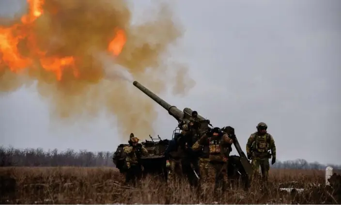  ?? Photograph: Madeleine Kelly/SOPA Images/REX/Shuttersto­ck ?? Ukrainian artillery teams fire toward Russian positions in Bakhmut. António Guterres said the world was walking towards a wider war with its ‘eyes wide open’.