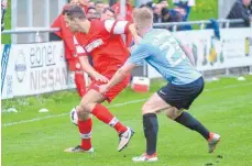  ?? FOTO: CHRISTIAN METZ ?? Im Landesliga-Derby trennten sich Oberzell (links Dominik Boos) und Weingarten (Matthias Gentner) 3:3 unentschie­den.