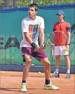  ??  ?? Carlos Alcaraz se prepara en Equelite con su entrenador, Ferrero.