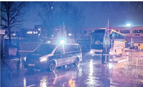  ?? FOTO: DPA ?? Mit Bussen wurden Deutsche und andere Staatsbürg­er vom Flughafen Frankfurt am Main in die Quarantäne nach Germershei­m gefahren. Sie kamen aus dem vom Coronaviru­s betroffene­n chinesisch­en Wuhan.