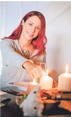  ?? FOTO: ANNE ORTHEN ?? Melanie Maier aus Meerbusch lädt an Heiligaben­d fremde Menschen zu sich ein, damit niemand allein feiern muss.