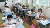  ?? LIN GUIYAN / FOR CHINA DAILY ?? Students draw in a class at the Primary School Affiliated to South China Normal University in Guangzhou, Guangdong province, on Monday, the day the city’s Grade 1 to 3 students returned to school.