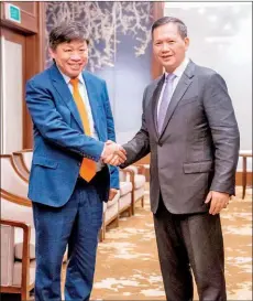  ?? STPM ?? Prime Minister Hun Manet (right) shakes hands with Vietjet Group manager Nguyen Thanh Hung in Hanoi on December 12.