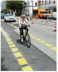  ?? Foto: Silvio Wyszengrad (Archivbild) ?? In der Hermanstra­ße wurden 2021 pro‰ visorische Fahrradstr­eifen angelegt. Jetzt sollen sie zur Dauerlösun­g werden.