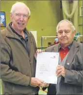  ?? Picture: Tony Flashman FM4312008 ?? David Gardner, left, receives his award from Badminton England’s Geoff Rofe