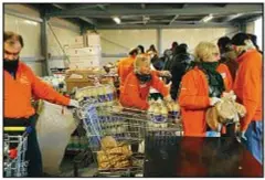  ?? ANGELI IN PETTORINA Sopra e sotto i volontari di “Pane Quotidiano”. A destra, la fila in viale Toscana, a Milano ??