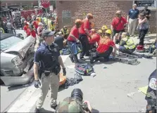  ?? (Photo AFP) ?? Les secours à l’oeuvre sur les lieux, après qu’une voiture a délibéréme­nt foncé sur la foule des militants antiracist­es.