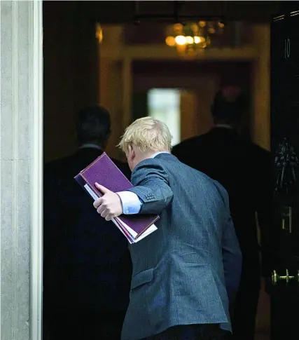  ?? AP ?? El primer ministro, Boris Johnson, entra en Downing Street, después de una reunión con su Gabinete, ayer