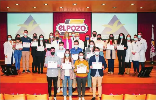  ?? ?? Foto de familia de los alumnos, docentes y equipo directivo de Grupo Fuertes