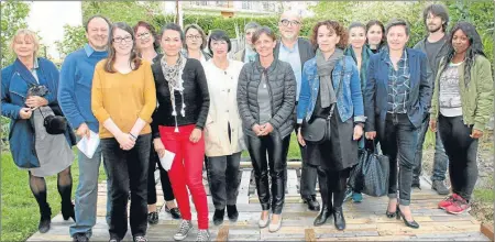  ??  ?? Elus, équipe rédactionn­elle et contribute­urs ont fêté le lancement de la Gazette des quartiers