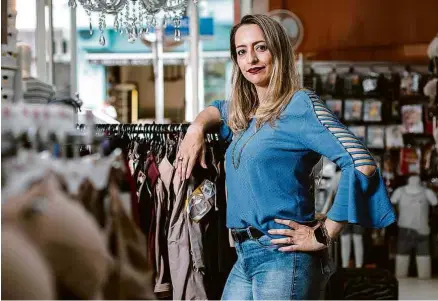  ?? Fotos Lucas Seixas/Folhapress ?? A empresária Thais Picolo Gimenez em sua loja, a Morango Moda Íntima, em São Paulo