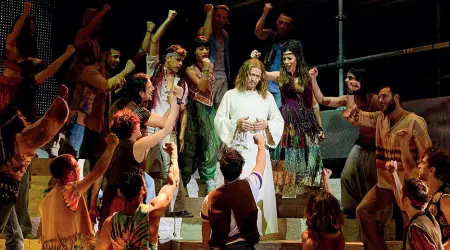  ??  ?? MitoUna scena del musical «Jesus Christ Superstar»