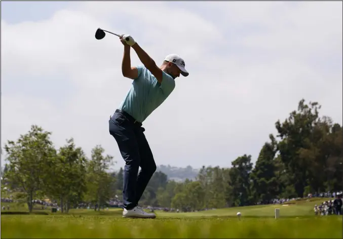  ?? MARCIO J. SANCHEZ — THE ASSOCIATED ?? Wyndham Clark hits his tee shot on the second hole during the final round of the U. S. Open golf tournament at Los Angeles Country Club last Sunday in Los Angeles.