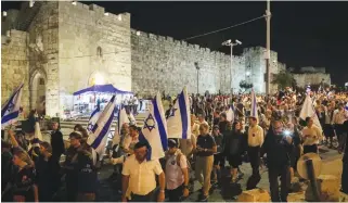  ?? (Gershon Elinson/Flash90) ?? MARCHING AROUND the gates to the Temple Mount in Jerusalem’s Old City on Tisha Be’Av eve, 2019.