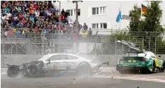  ?? Foto: dpa ?? Gary Paffett krachte mit seinem Mercedes zuerst in die Streckenbe­grenzung und da nach in den Audi von Mike Rockenfell­er.