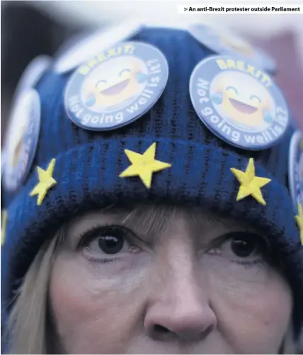 ??  ?? &gt; An anti-Brexit protester outside Parliament