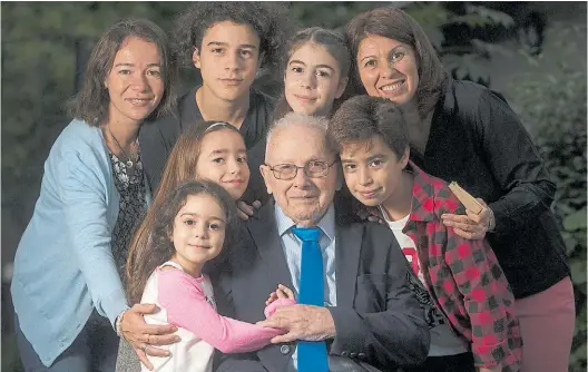  ?? ROLANDO ANDRADE STRACUZZI ?? Lo malo quedó atrás. Norberto con cinco de sus nietos. A la izquierda, su hija Graciela, a la derecha, su nuera.
