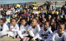  ?? PICTURE: ARMAND HOUGH ?? Children at the site where the body of Courtney Pieters was found.