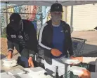  ?? KHARI THOMPSON ?? Former Tennessee Volunteers guard Tony Harris gives out free breakfast in Binghampto­n.