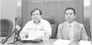  ??  ?? DR Abang Rauf (kiri) bersama Mohd Asman memberi penjelasan kepada wartawan pada sidang media di Wisma Sultan Tengah.