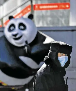  ?? BILD: SN/APA/AFP/WANG ZHAO ?? Ein Security-Mitarbeite­r in Peking schützt sich mit Maske.