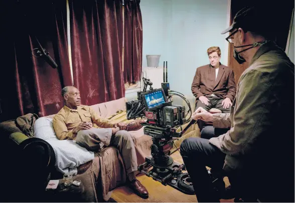  ?? BARIUS/WARNER BROS. ENTERTAINM­ENT CLAUDETTE ?? Director Steven Soderbergh, right, with actors Don Cheadle, left, and Benicio Del Toro on the set of“No Sudden Move,”a heist movie with a trio of thieves set in 1950s Detroit.