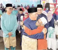  ??  ?? SAPAWI beramah mesra dengan seorang warga emas yang hadir pada majlis rumah terbuka sempena Hari Raya Aidilfitri. SAPAWI menyampaik­an duit raya kepada sebahagian kanak-kanak yang hadir pada majlis itu.