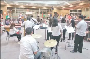  ??  ?? Los integrante­s de la Orquesta de Instrument­os Reciclados de Cateura, durante una de los conciertos ofrecidos en el marco de la gira por Canadá.
