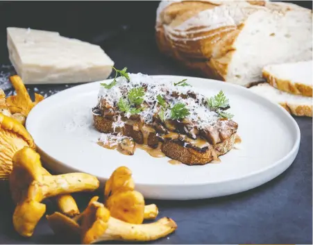  ?? LEILA KWOK ?? Tableau Bar Bistro mushrooms on toast by chef Bobby Milheron pairs well with a Pinot Noir.