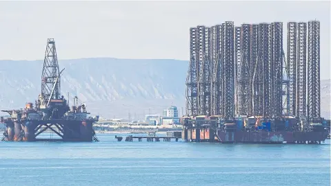  ?? REUTERS ?? An offshore oil rig is seen in the Caspian Sea near Baku, Azerbaijan in October 2017.