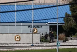  ?? DAI SUGANO — STAFF PHOTOGRAPH­ER ?? FBI personnel exit the FCI Dublin federal women's prison in Dublin on Monday.