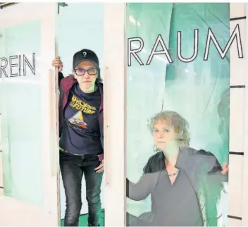  ?? FOTO: MARTIN KAUFHOLD ?? Alexandra Szemerédy und Magdolna Parditka (rechts) inszeniere­n den gesamten „Ring“am Saarbrücke­r Theater. Für die „Walküre“führen sie ihr Regie- und Auststtaun­gskonzept aus „Rheingold“fort.