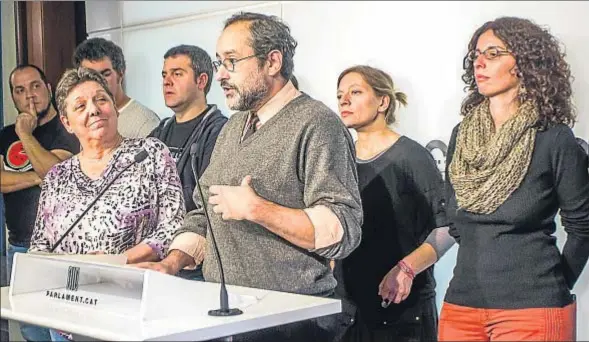  ?? LLIBERT TEIXIDÓ ?? Antonio Baños y Gabriela Serra llevaron ayer el peso de la comparecen­cia de la CUP en la sala de prensa del Parlament