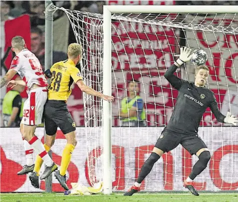  ?? KEYSTONE ?? Der verhängnis­volle Moment für YB: Roter Sterns Aleksa Vukanovic (l.) köpft zum 1:0 ein, Goalie David von Ballmoos ist geschlagen .