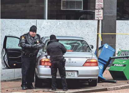  ?? BRAD VEST/THE COMMERCIAL APPEAL ?? Memphis police officers investigat­e the scene of a crash that involved a stolen silver sedan and a black hatchback at Jefferson and North Second. Officers pulled a gun from the silver car.