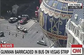  ??  ?? De bus waarin in de schietpart­ij in Las Vegas plaatsvond, stond op de wereldbero­emde Strip, de lange straat waar de bekendste casino’s gevestigd zijn. (Foto: mediaite.com)