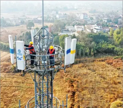  ?? GUO SHINING / FOR CHINA DAILY ?? Technician­s from China Mobile check a 5G base station in Tongling, Anhui province.